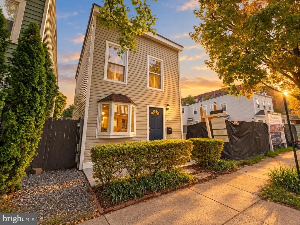 Photo of 1016 PENDLETON STREET