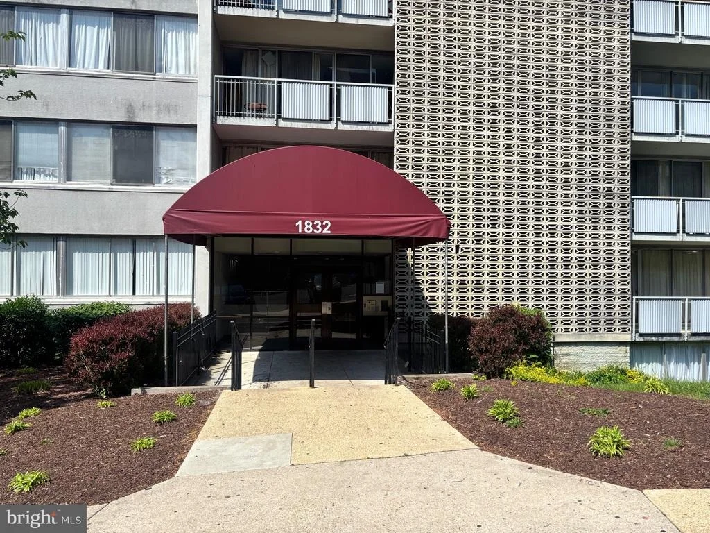 Photo of Unit 403 at 1832 METZEROTT ROAD