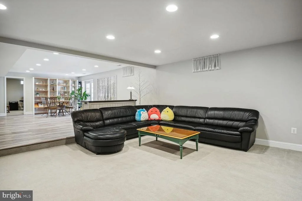 Photo of 10 MAPLECREST COURT