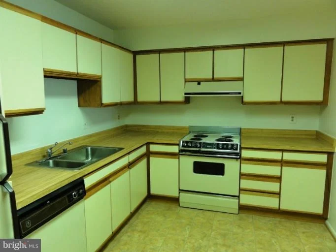 Photo of Unit 5708 at 3330 LEISURE WORLD BOULEVARD