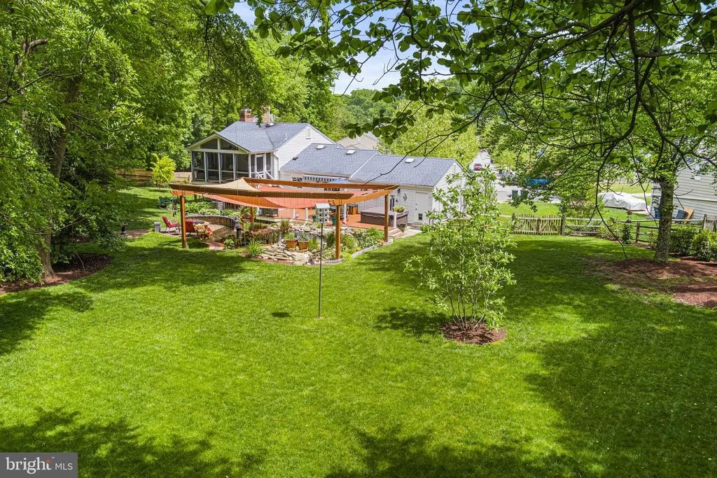 Photo of 10000 MADRONAWOOD DRIVE