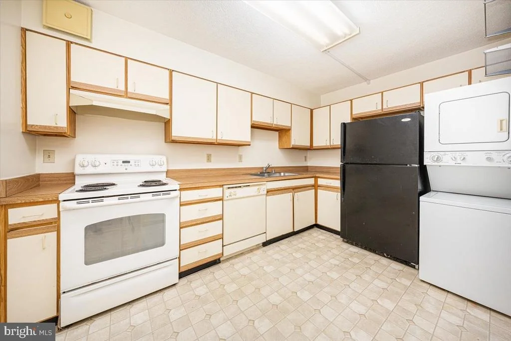 Photo of Unit 1807 at 15101 INTERLACHEN DRIVE