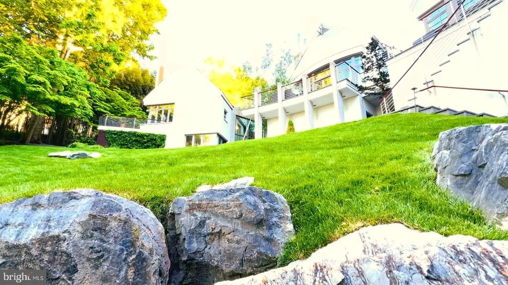 Photo of 1100 CREST LANE