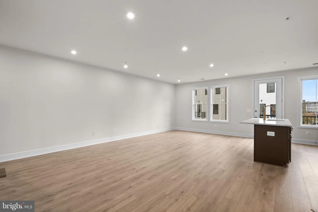Photo of 43305 FARRINGDON SQUARE