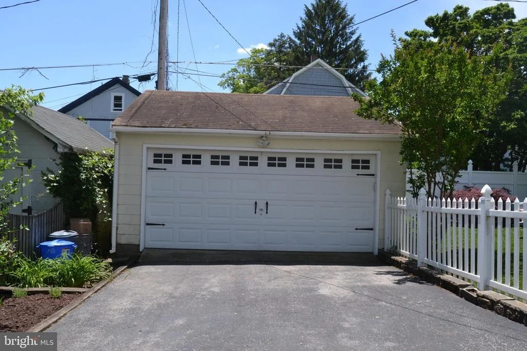 Photo of 618 ALDERSHOT ROAD