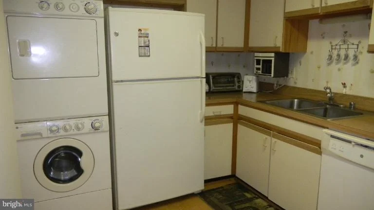 Photo of Unit 1421 at 15101 INTERLACHEN DRIVE