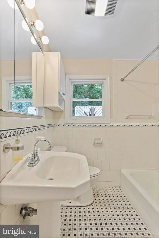 Photo of 1128 W NOLCREST DRIVE
