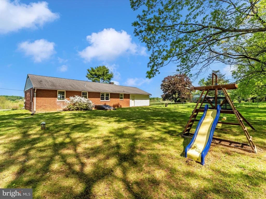 Photo of 2833 RODERICK ROAD