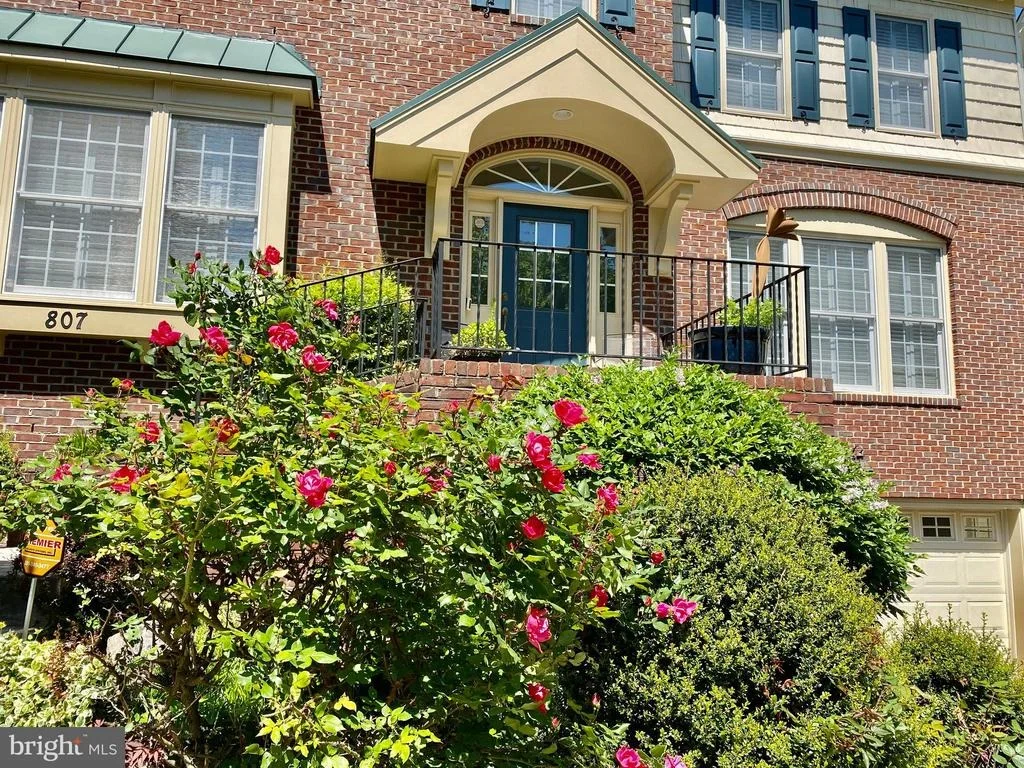 Photo of 807 WOODSIDE PARKWAY