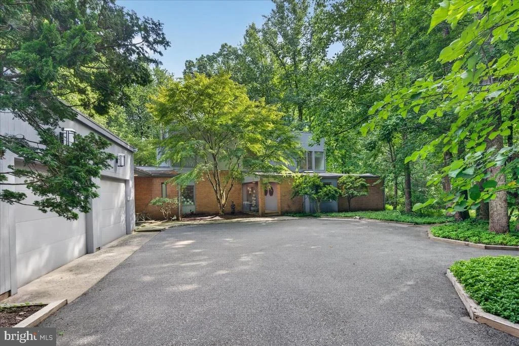 Photo of 24 WHITE OAK DRIVE