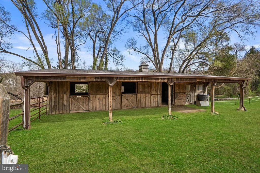 Photo of 16510 BATCHELLORS FOREST ROAD