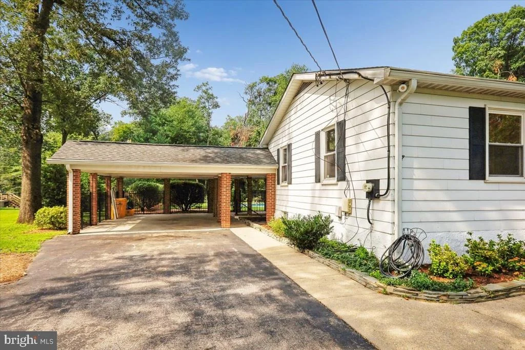 Photo of 833 MEADOW ROAD