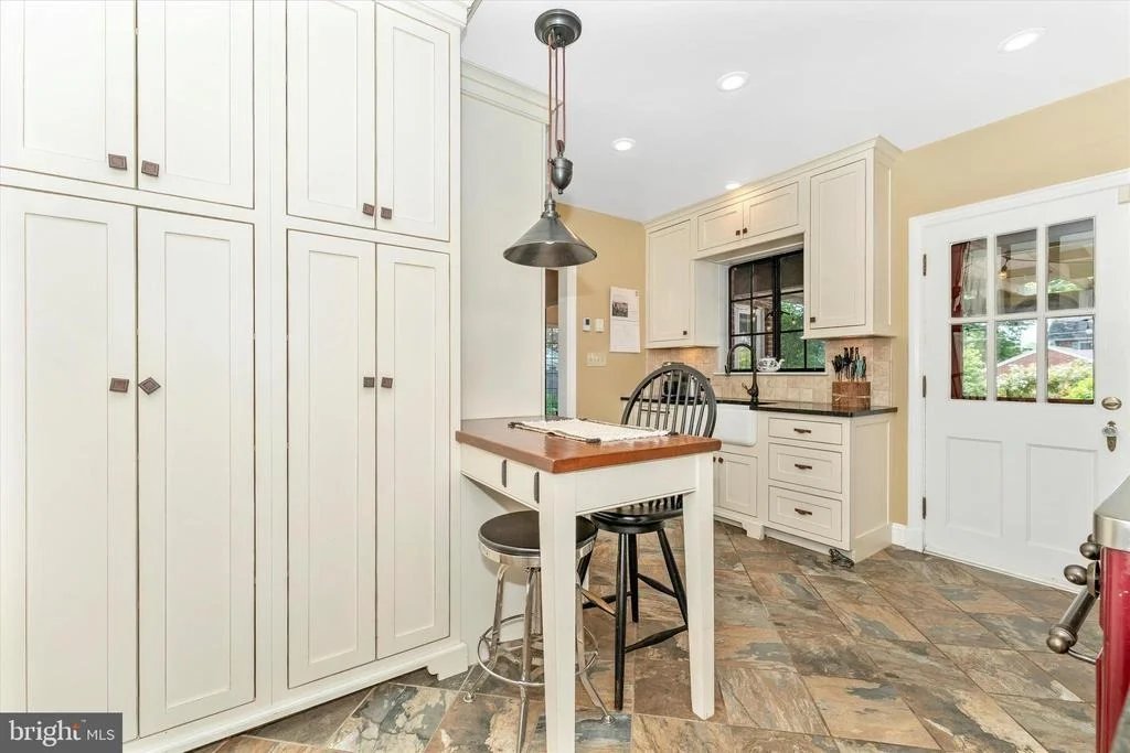 Photo of 402 W 2ND STREET