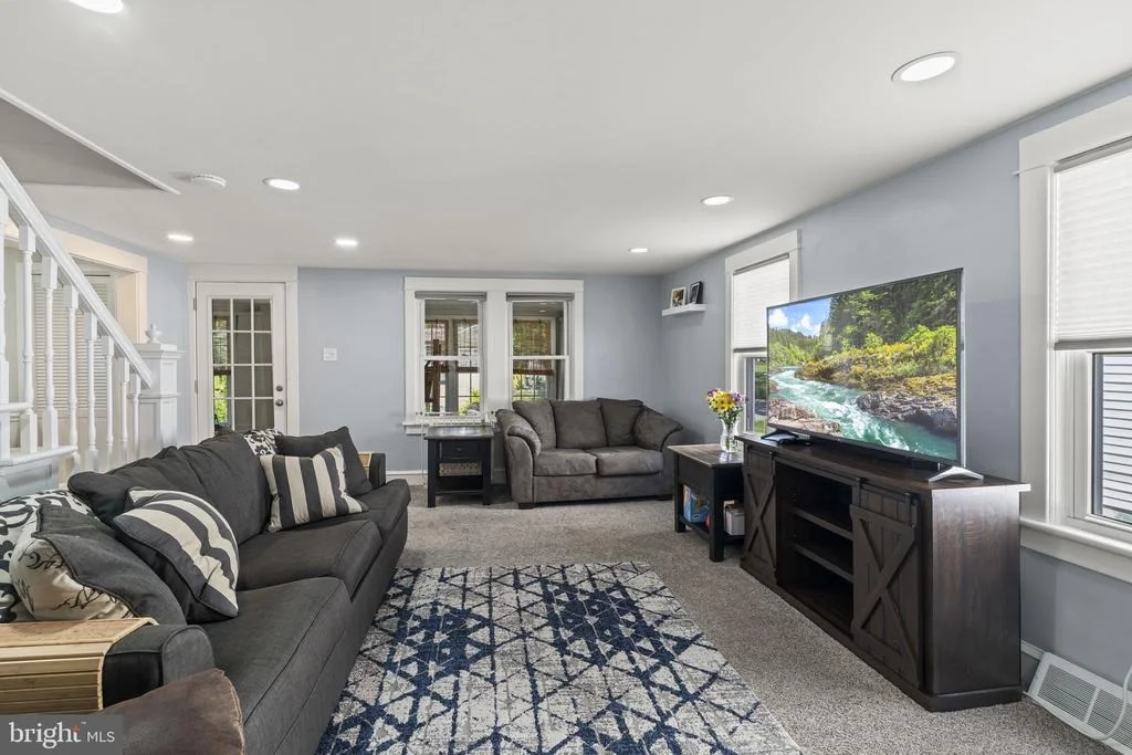 Photo of 425 FLORENCE AVENUE