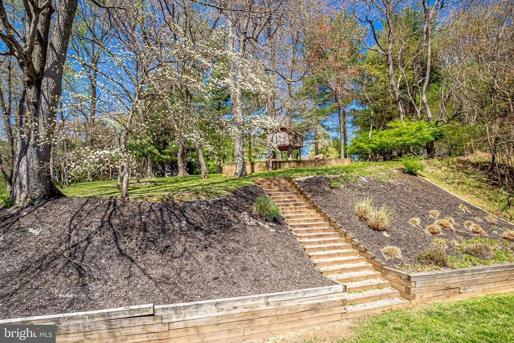 Photo of 9813 MAINSAIL DRIVE
