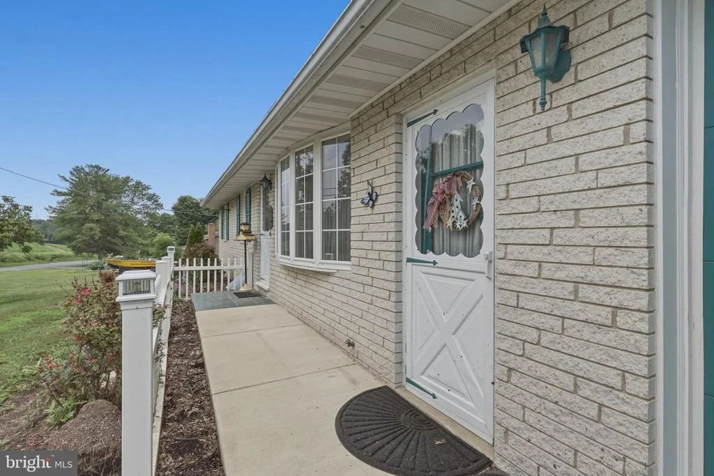 Photo of 5893 AMBAU ROAD