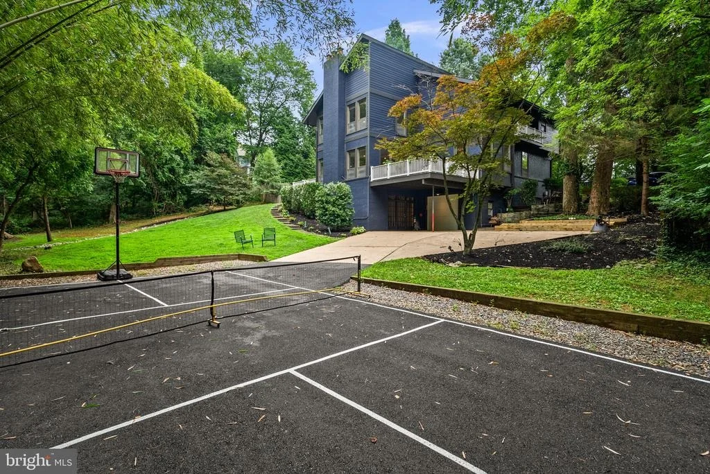 Photo of 8025 RIVERSIDE DRIVE