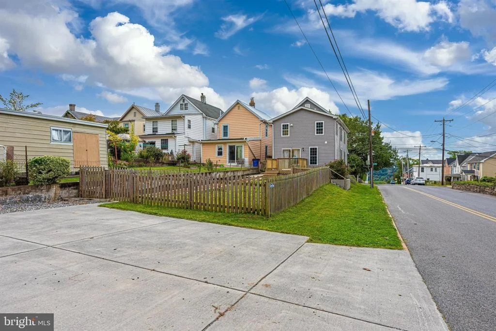 Photo of 1 E E STREET
