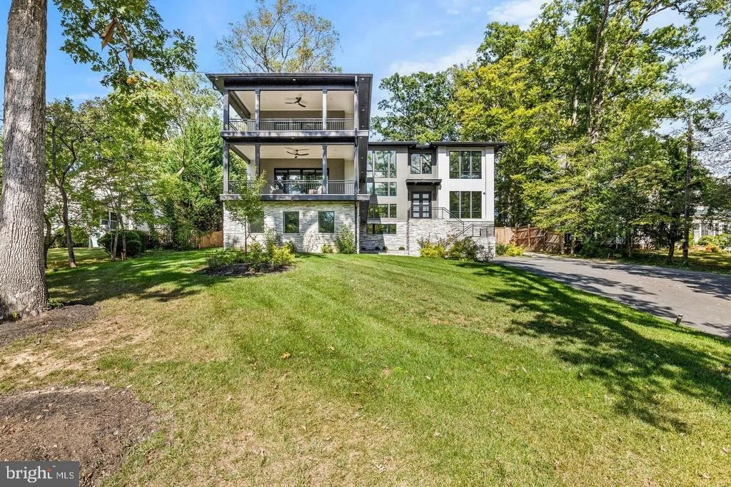 Photo of 6884 CHURCHILL ROAD