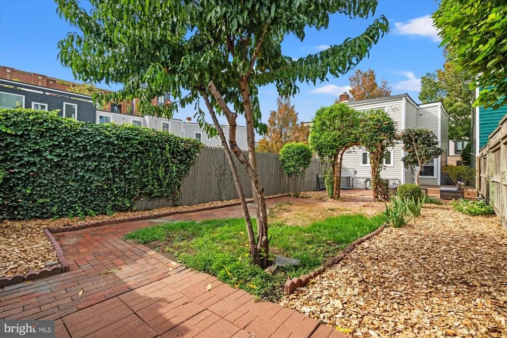 Photo of 1016 PENDLETON STREET