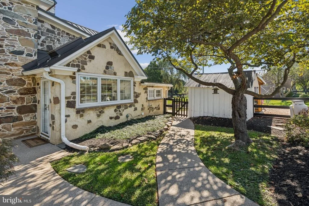Photo of 20596 AIRMONT ROAD