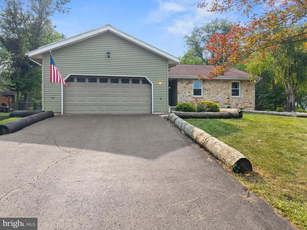 Photo of 223 PINEVIEW DRIVE