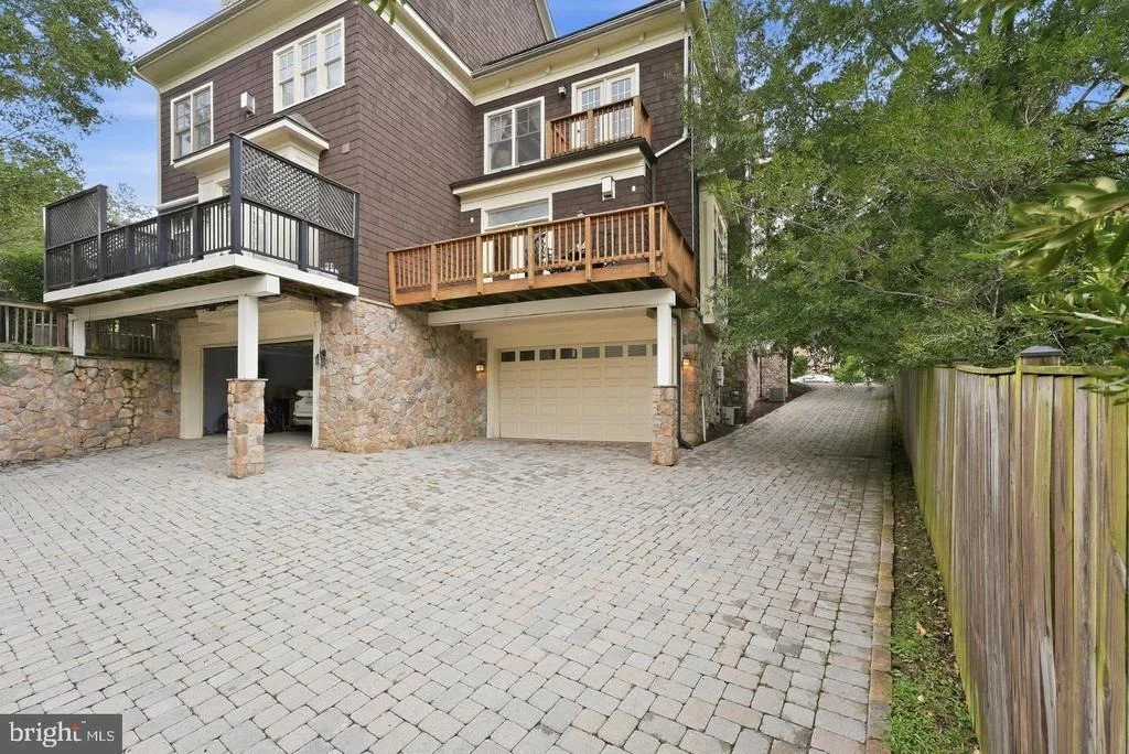 Photo of 4462 MACARTHUR BOULEVARD NW