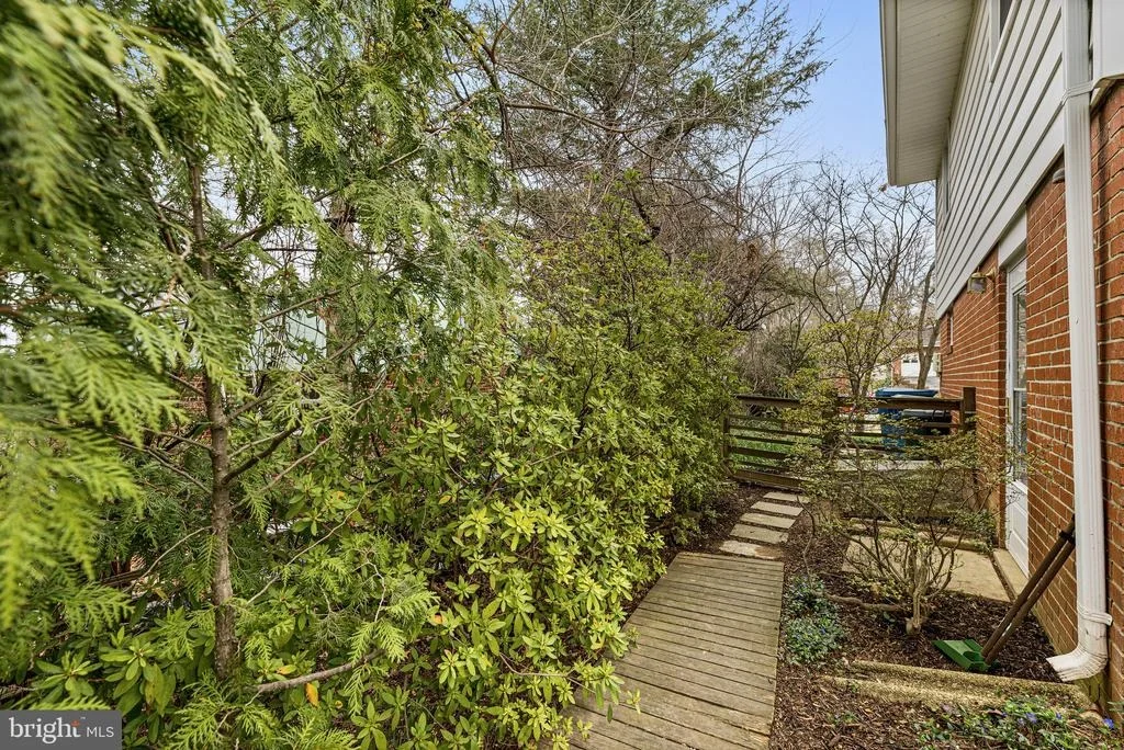 Photo of 4616 EXETER STREET