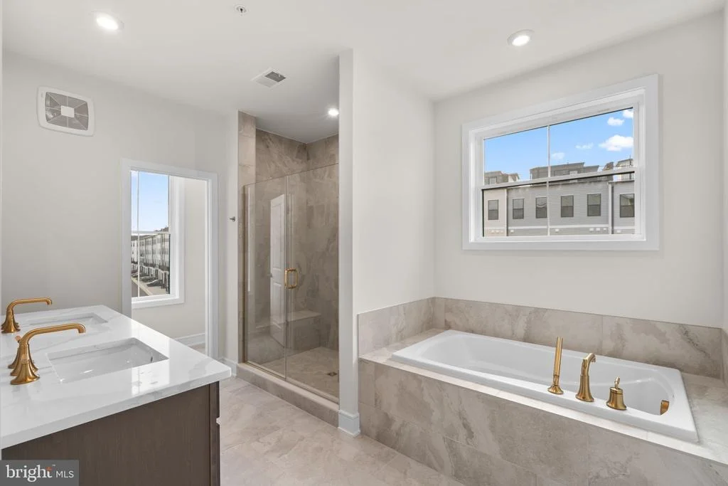 Photo of 43305 FARRINGDON SQUARE