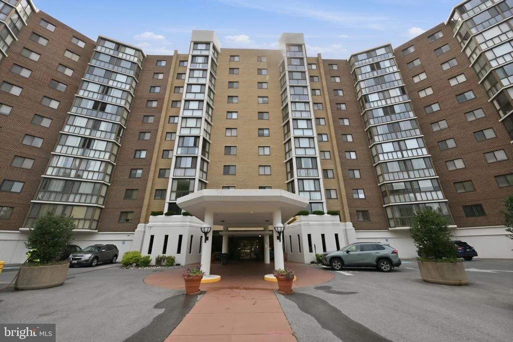 Photo of Unit 4124 at 15100 INTERLACHEN DRIVE