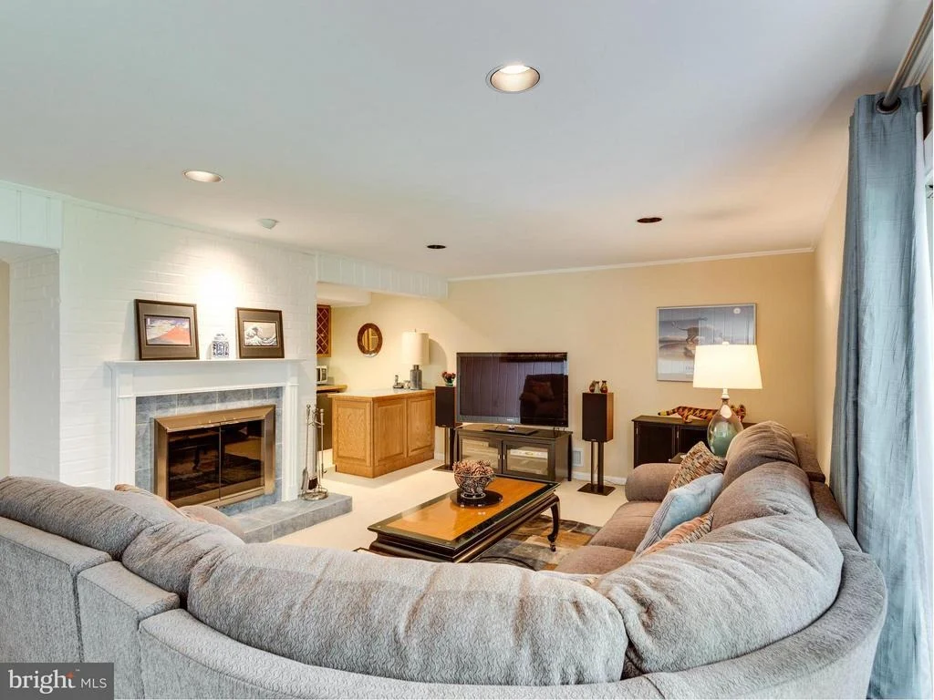 Photo of 1827 DEER DRIVE
