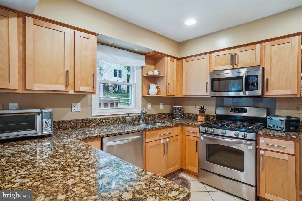 Photo of 2427 HENSLOWE DRIVE