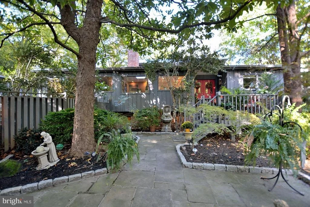 Photo of 4 BUTTONWOOD LANE