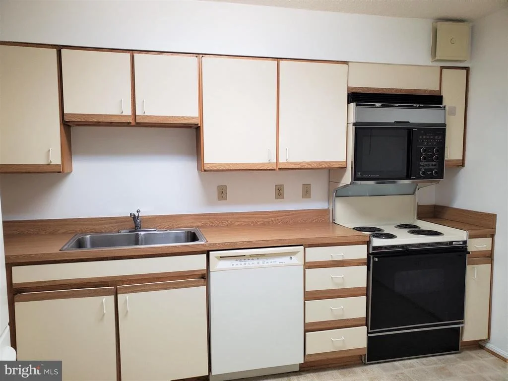 Photo of Unit 1605 at 15101 INTERLACHEN DRIVE