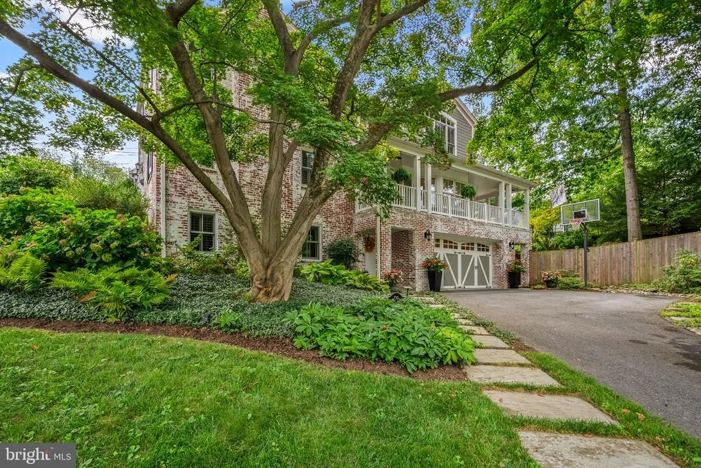 Photo of 710 WOODSIDE PARKWAY