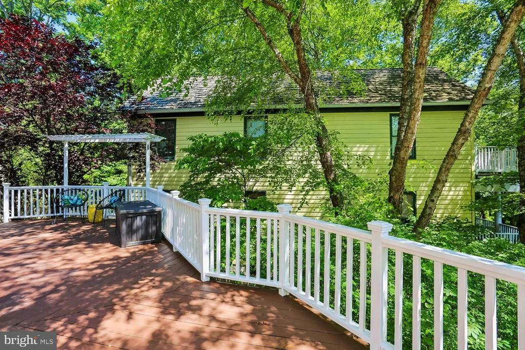 Photo of 465 TSCHIFFELY SQUARE ROAD