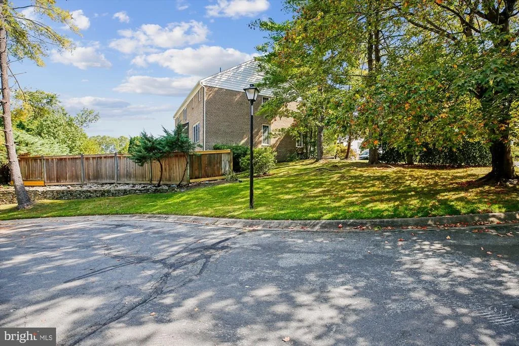 Photo of 9537 FOX HOLLOW
