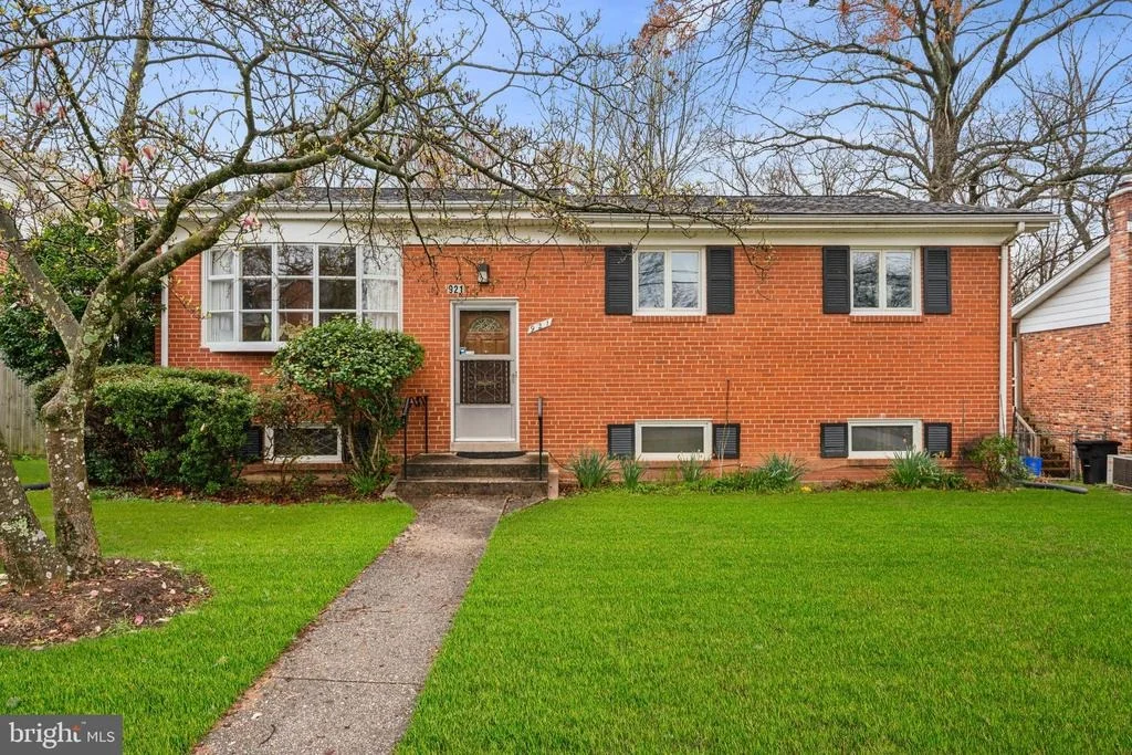 Photo of 921 LOXFORD TERRACE