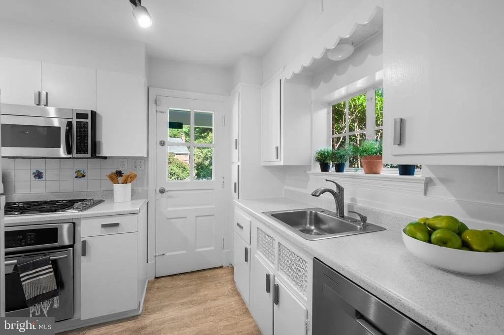 Photo of 1667 PRIMROSE ROAD NW