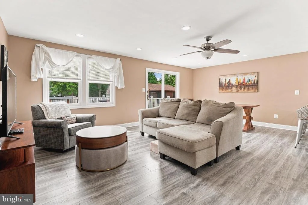 Photo of 6921 UNIVERSITY DRIVE