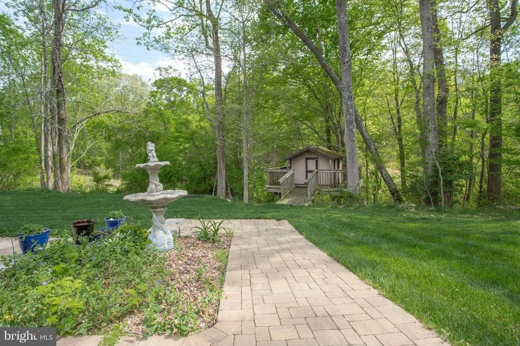 Photo of 2008 BAYTHORNE ROAD