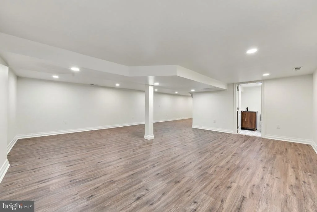 Photo of 230 E SUMMIT AVENUE
