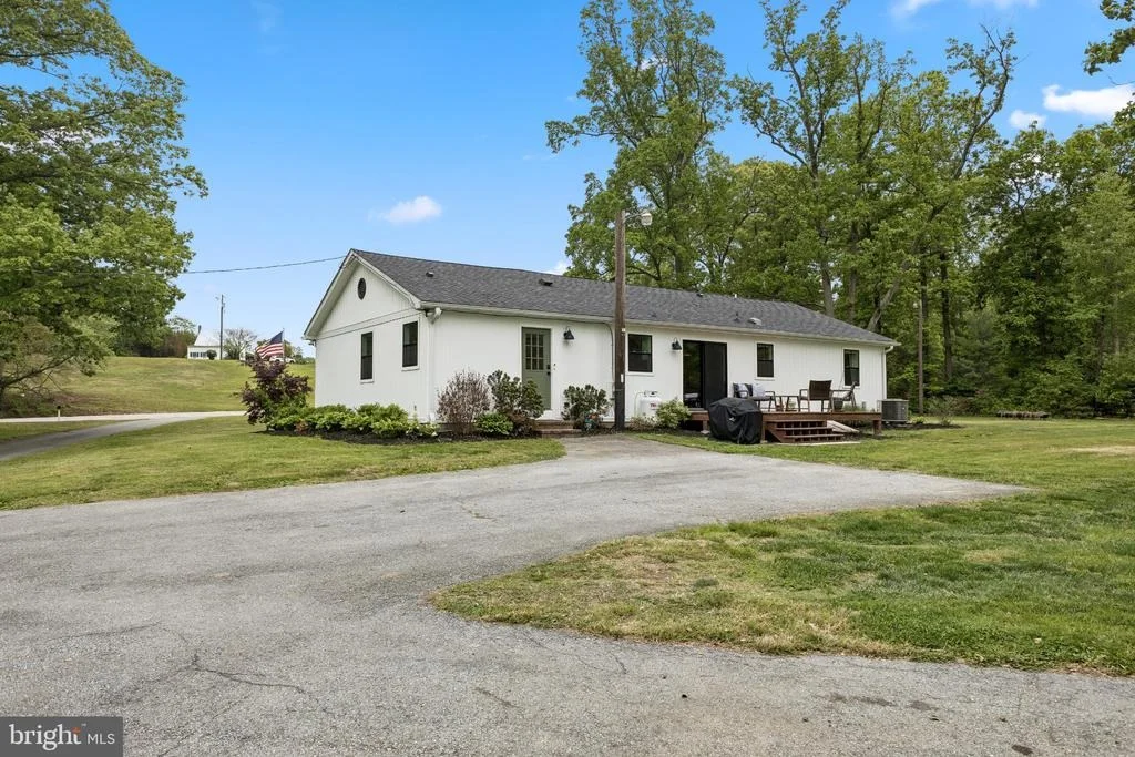 Photo of 9816 FAIRLEE ROAD