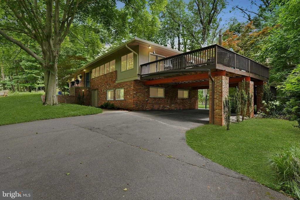 Photo of 9228 FARNSWORTH DRIVE