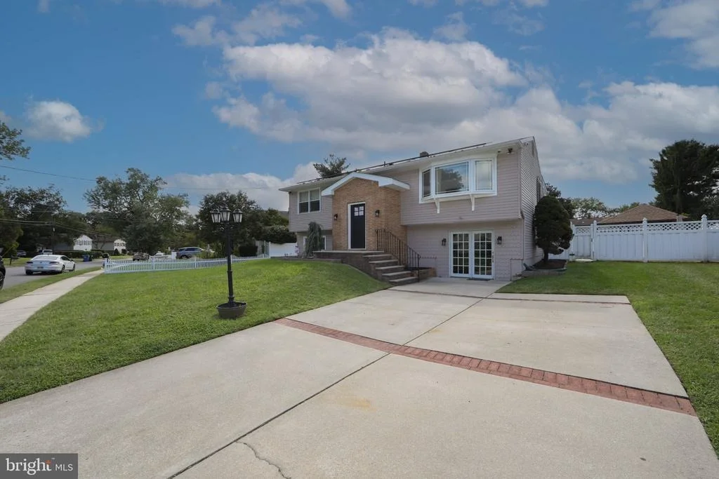 Photo of 787 LANCING ROAD
