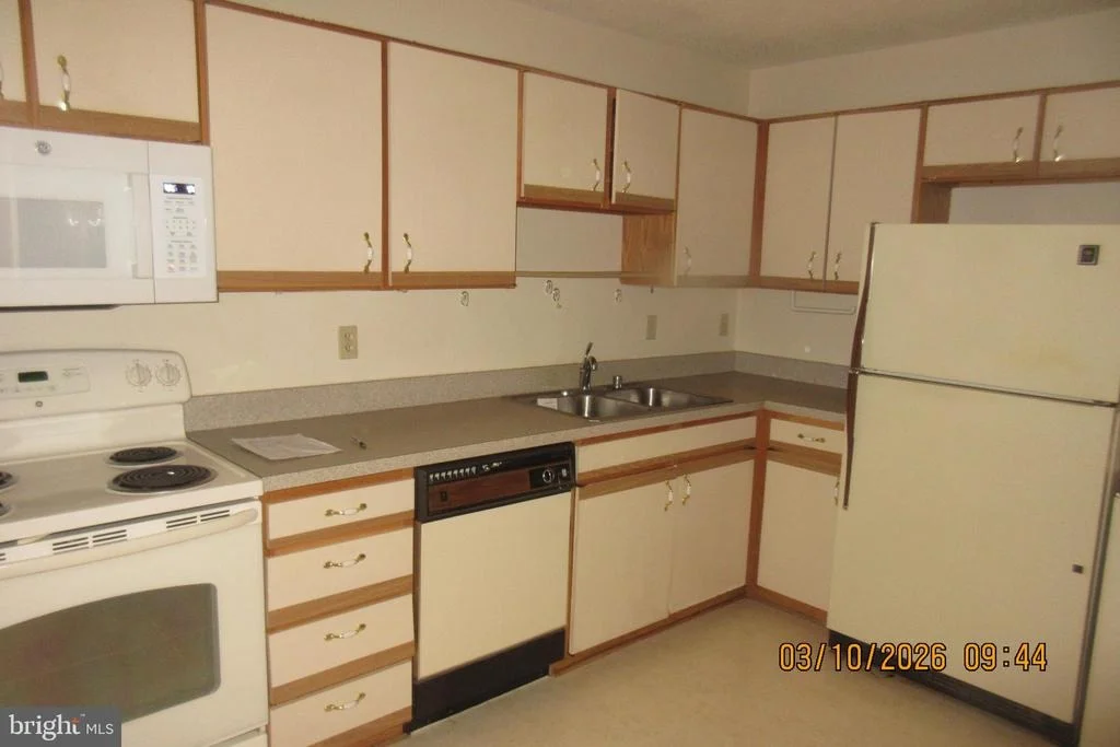 Photo of Unit 1806 at 15101 INTERLACHEN DRIVE