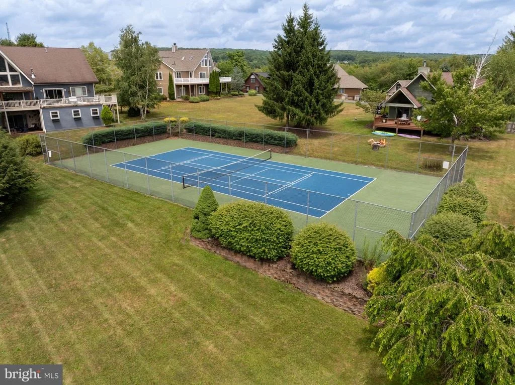 Photo of 305 LAKE POINTE DRIVE