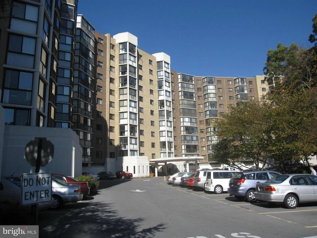Photo of Unit 1412 at 15101 INTERLACHEN DRIVE