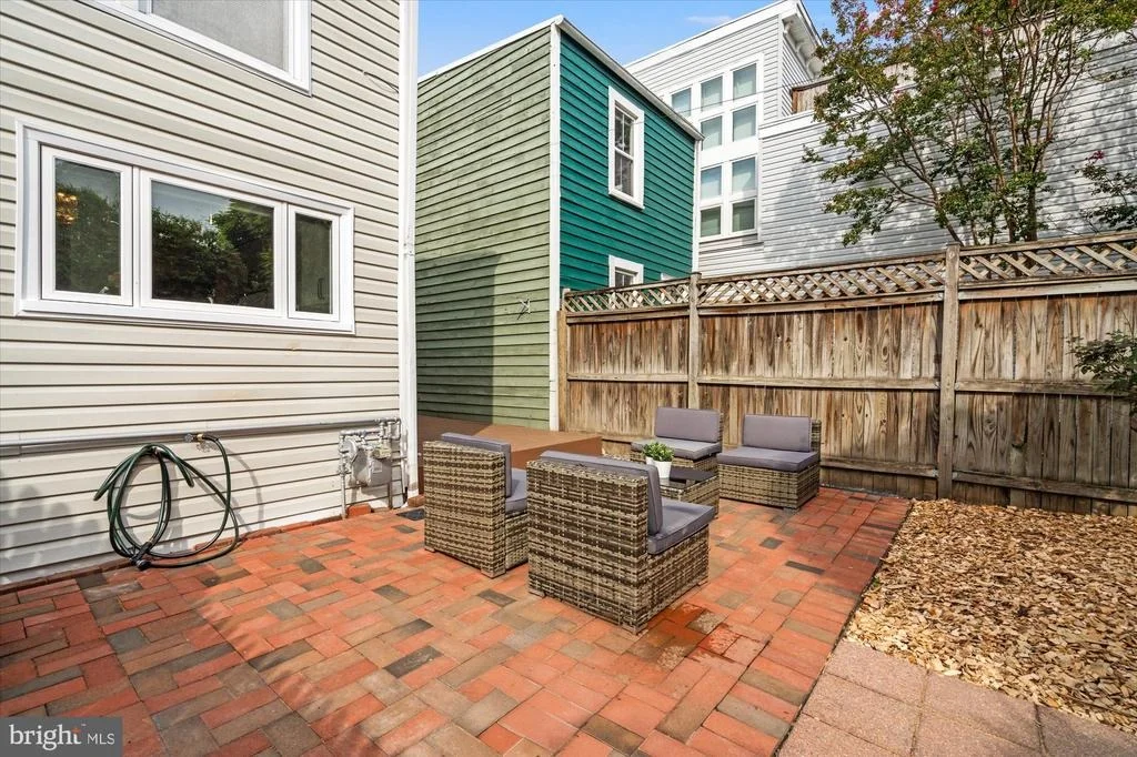 Photo of 1016 PENDLETON STREET