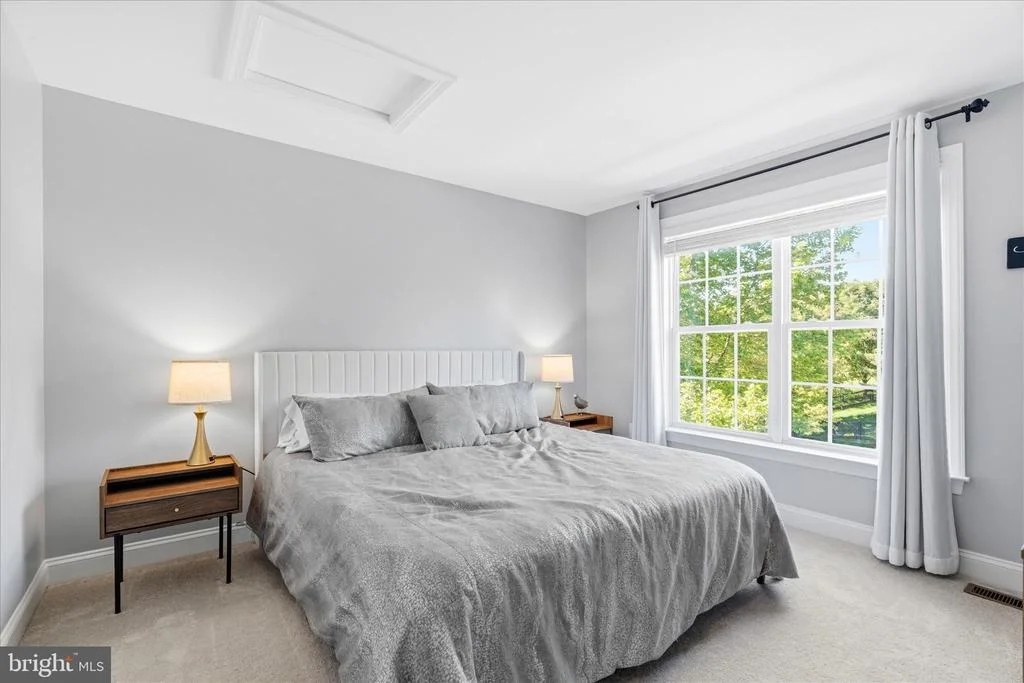 Photo of 2258 W. GREENLEAF DRIVE